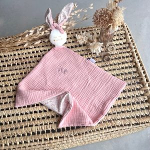 Papalynette en Gaze de Coton brodée avec la prénom de bébé (Rèf I&M)